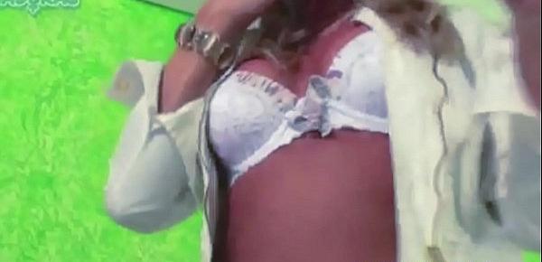  Camilli Andrade loira transsexual bem dotada gozando em vídeo solo